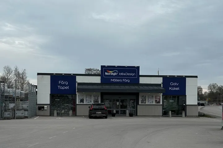 Abborren 22 i Vimmerby: färgbutik med blå skyltar och parkering