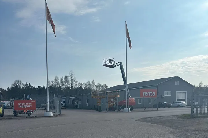 Rentas maskinuthyrning på Däcket 4 i Oskarshamn med flaggstänger och skylift