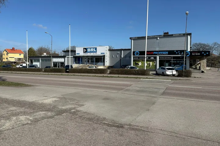Handelslängan på Kornknarren 3 i Oskarshamn med BRL:s butik, sedd från gatan