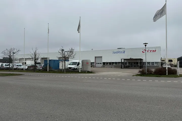 Plåten 6 i Kalmar: TTM:s industribyggnad med flaggstänger