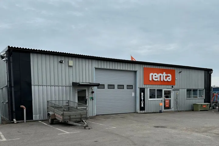 Svetsaren 6 i Vimmerby: Rentas depå i grå plåthall med port och skylt