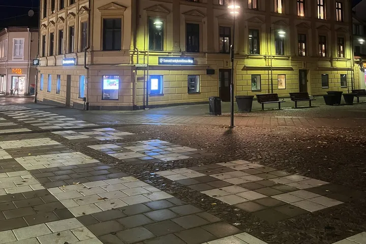 Valkyrian 1 i centrala Oskarshamn, ett hörnhus i tre våningar fotograferat på kvällen